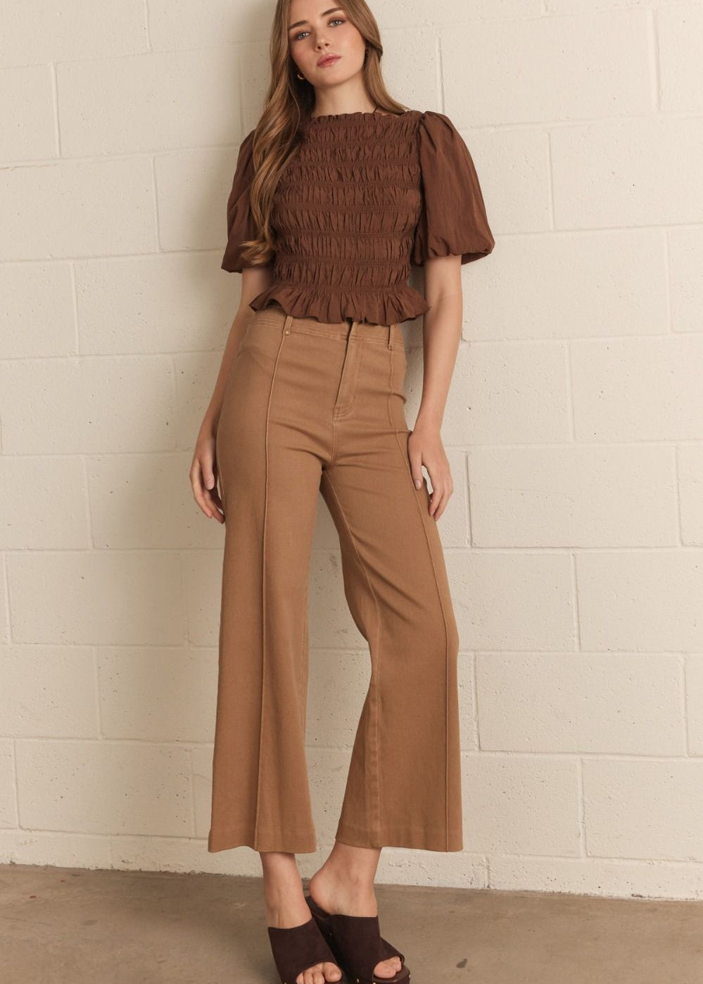 Mocha Front Seam Crop, Front Seam Detail - Entro