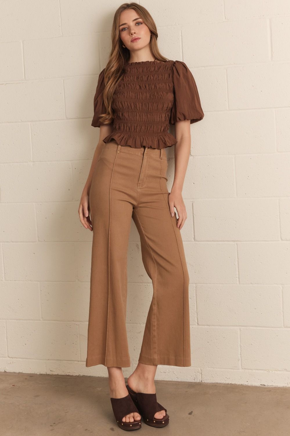 Mocha Front Seam Crop, Front Seam Detail - Entro